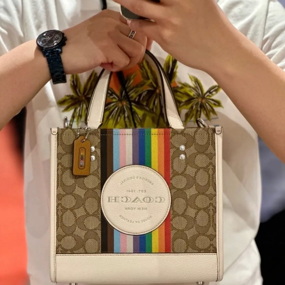 LIke New!!! COACH Dempsey Tote 22 in signature Jacquard - Picture 8 of 13